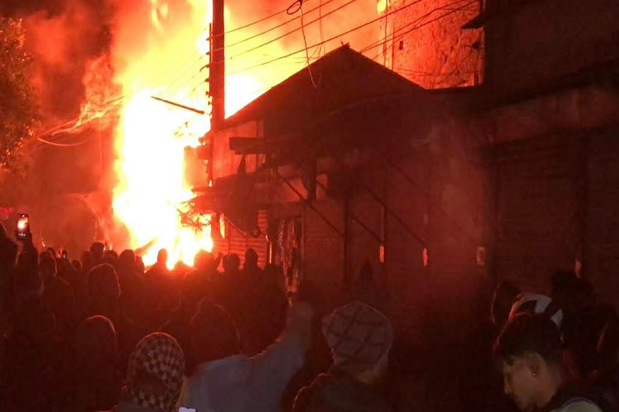 গোয়ালন্দে গভীর রাতে অগ্নিকাণ্ড, তিন ব্যবসায়ী সর্বশান্ত