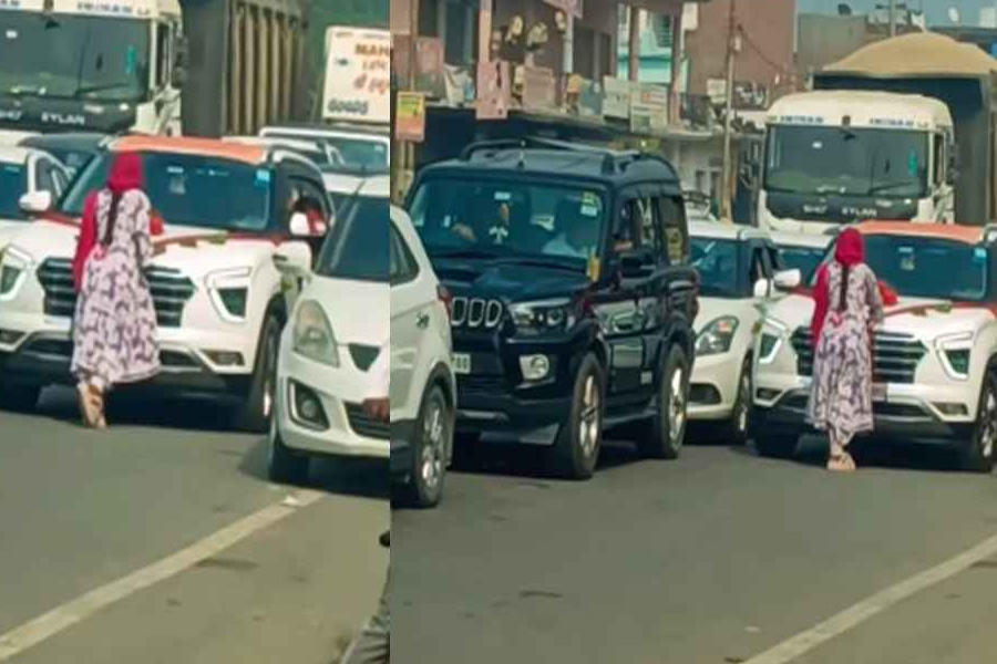চলন্ত মাঝরাস্তায় বরের গাড়ি আটকে দিলেন প্রেমিকা