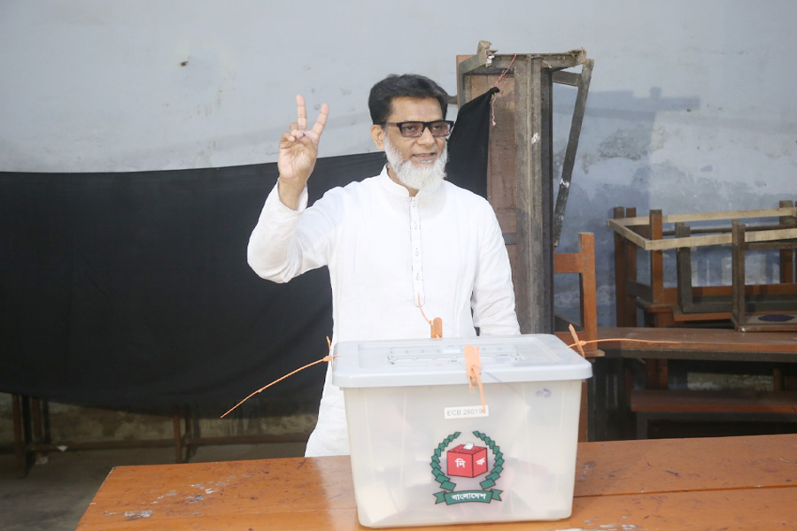 আব্দুল আজিজ স্কুল এন্ড কলেজ কেন্দ্রে ভোট দিলেন হাবিব