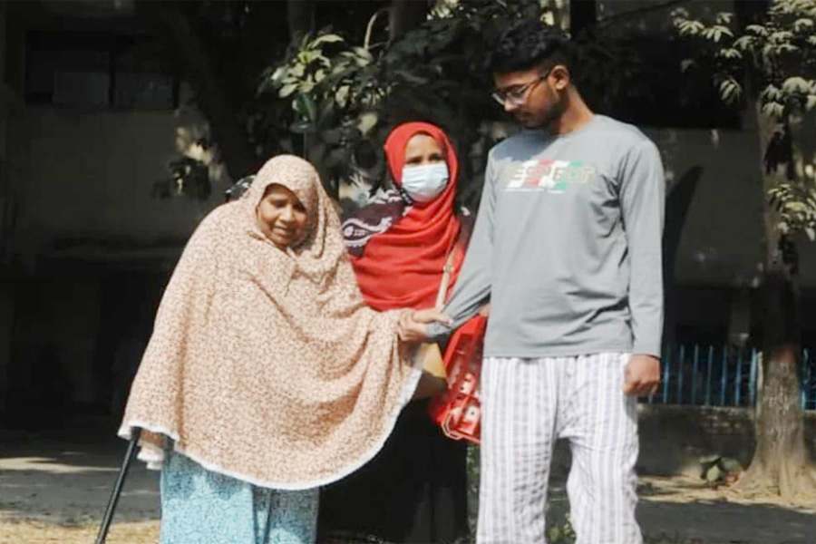 নাতির হাত ধরে ভোট দিলেন ৭৫ বছর বয়সী হাবিবুন নেছা