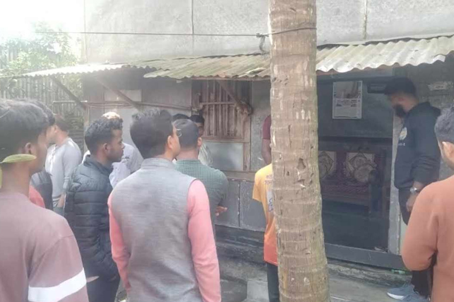 গুলিবিদ্ধ ওসমান হাদির নলছিটির বাড়িতে চুরি, তদন্তে পুলিশ