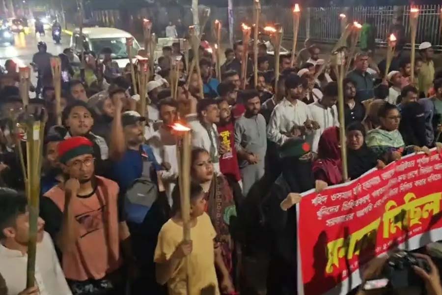 ওসমান হাদি হত্যার বিচার দাবিতে শাহবাগে মশাল মিছিল