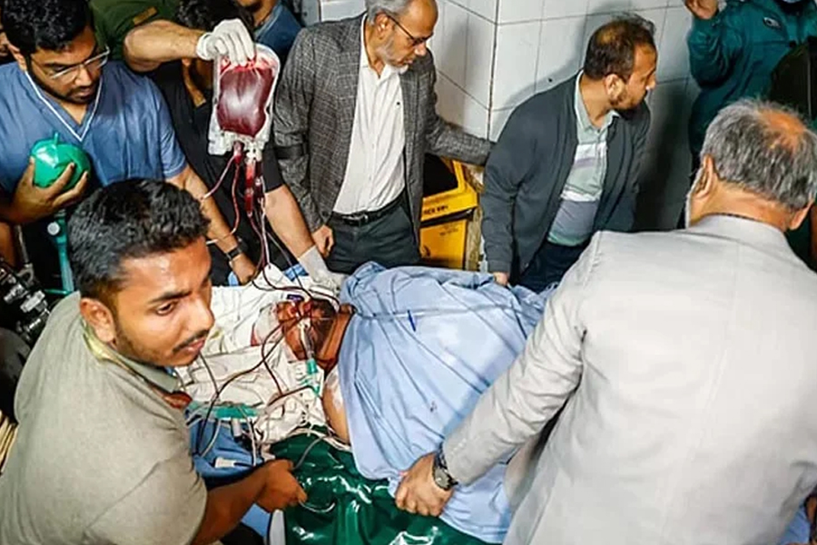 গুলিবিদ্ধ শরিফ ওসমান হাদিকে এভারকেয়ারে নেওয়া হচ্ছে