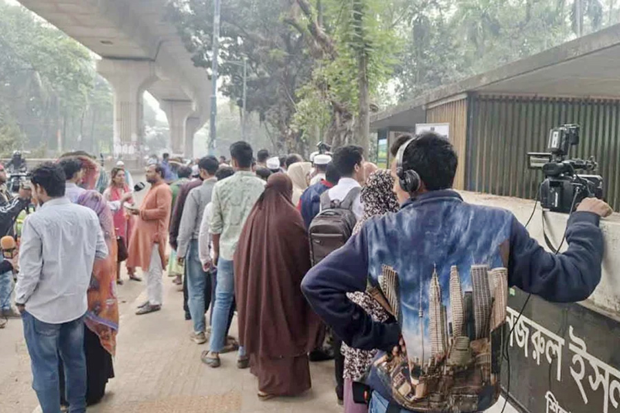 হাদির কবরে শ্রদ্ধা জানাতে আজও মানুষের ঢল