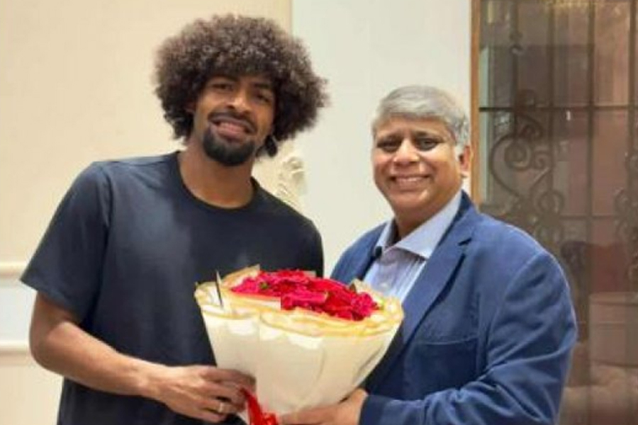 কয়েক ঘণ্টা দেরিতে ঢাকায় পৌঁছালেন হামজা চৌধুরী