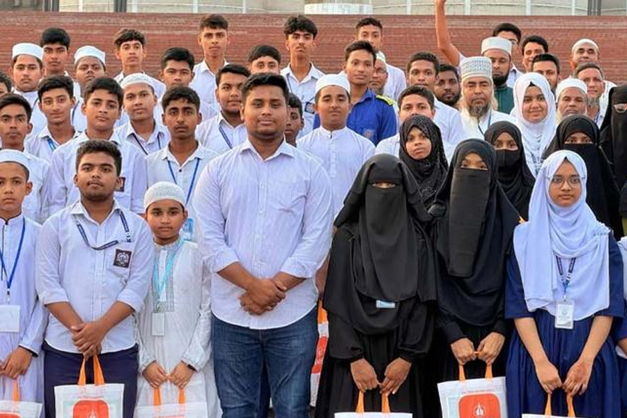 ১৫৩ শিক্ষার্থীকে সংসদ ভবন ঘুরে দেখালেন হাসনাত