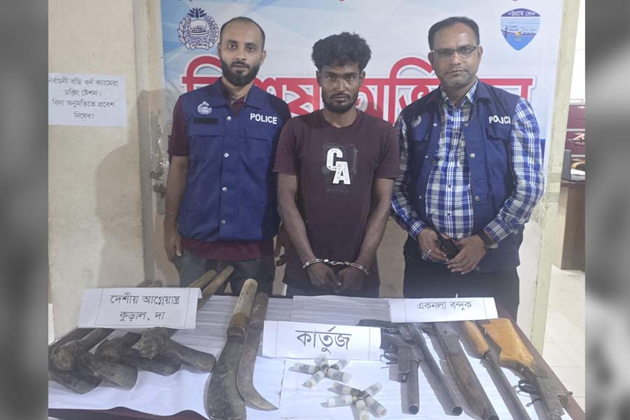 হাটহাজারীতে দেশীয় অস্ত্রসহ গ্রেপ্তার ১