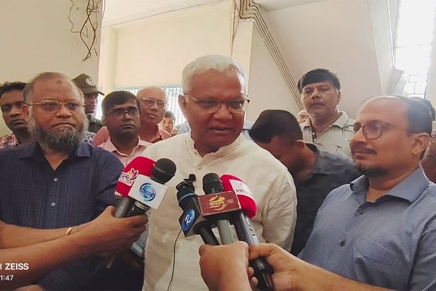 টঙ্গীতে নির্মাণাধীন শিশু উন্নয়ন কেন্দ্র (বালক)-এর নতুন ভবনের কাজ পরিদর্শন শেষে কর্মকর্তাদের সঙ্গে মতবিনিময় করেন জাহিদ হোসেন। ছবি: ভিওডি বাংলা