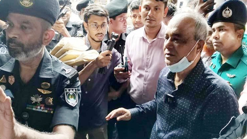মোহাম্মদপুর কৃষিমার্কেট পরিদর্শন করলেন স্বরাষ্ট্র উপদেষ্টা