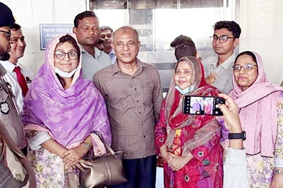 খালেদা জিয়ার খোঁজ নিতে এভারকেয়ার হাসপাতালে স্বরাষ্ট্র উপদেষ্টা