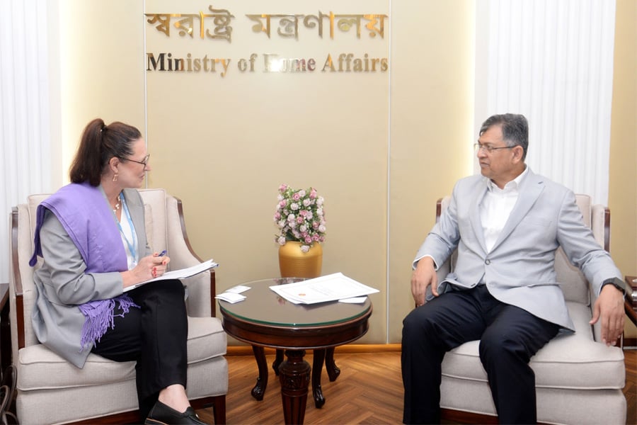 বাংলাদেশ সচিবালয়ে স্বরাষ্ট্রমন্ত্রী সালাহউদ্দিন আহমদের সঙ্গে সৌজন্য সাক্ষাৎ করেন আইওএম বাংলাদেশের নবনিযুক্ত চিফ অব মিশন ড. লরা টম-বন্ড। ছবি-ভিওডি বাংলা