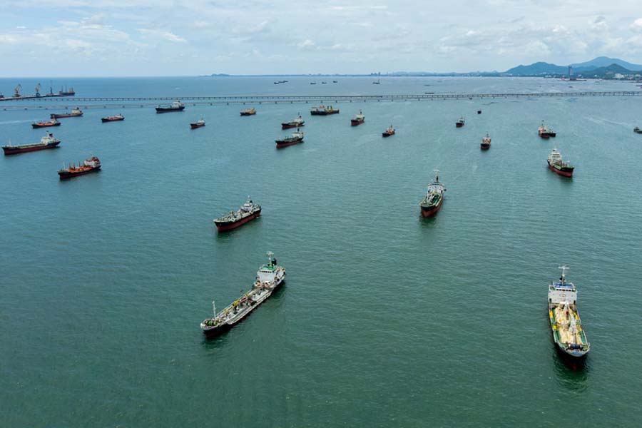 হরমুজ প্রণালি পার হওয়ার অপেক্ষায় ৩ হাজার জাহাজ