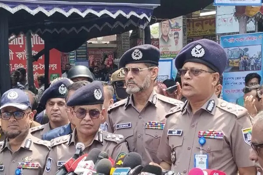 নেগেটিভভাবে নিচ্ছেন কেন, সাংবাদিকদের পাল্টা প্রশ্ন ছুড়লেন আইজিপি