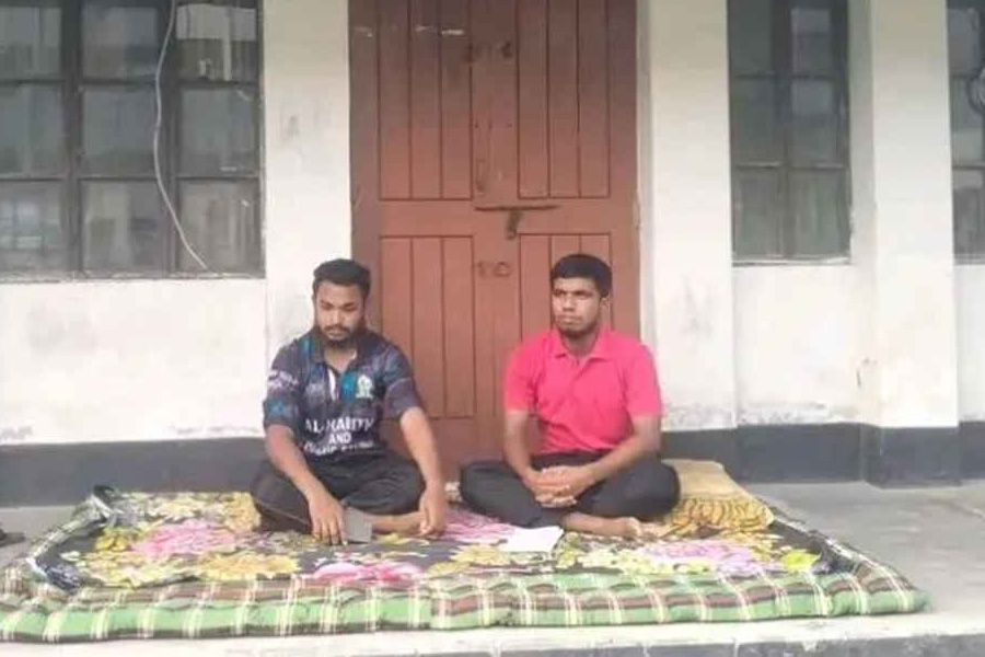 ইবির প্রভোস্ট কক্ষে তালা ঝুলিয়ে শিক্ষার্থীদের অবস্থান