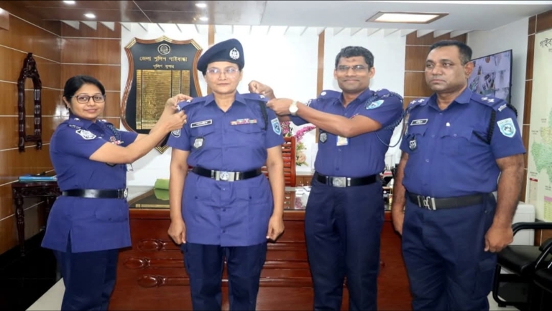পুলিশ সদস্যকে র‍্যাংক ব্যাজ পরালেন পুলিশ সুপার নিশাত এঞ্জেলা