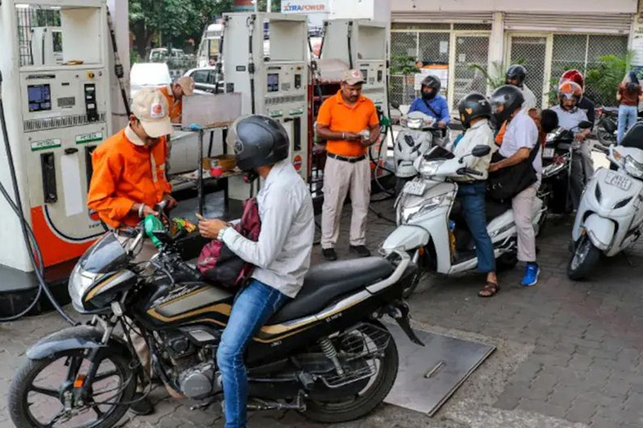 ভারতে ফের বাড়ল জ্বালানি তেলের দাম