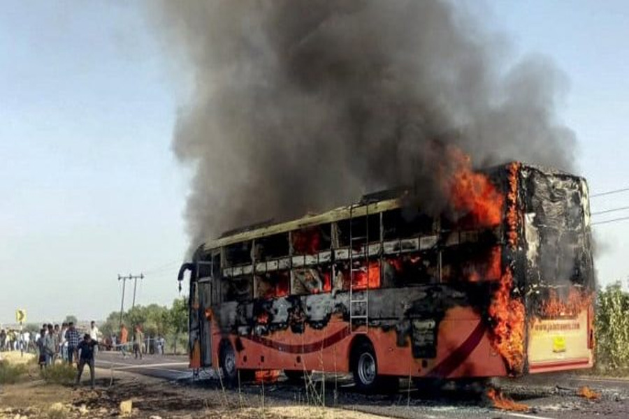 মোটরসাইকেলের সঙ্গে সংঘর্ষে বাসে আগুন, নিহত ২০
