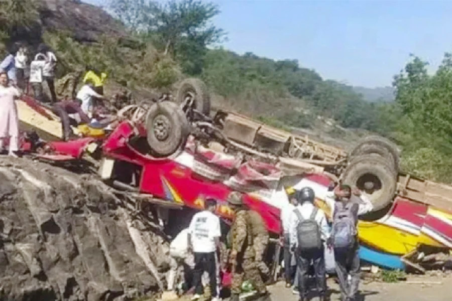 কাশ্মীরে বাস খাদে পড়ে ২১ নিহত, আহত ৪৫