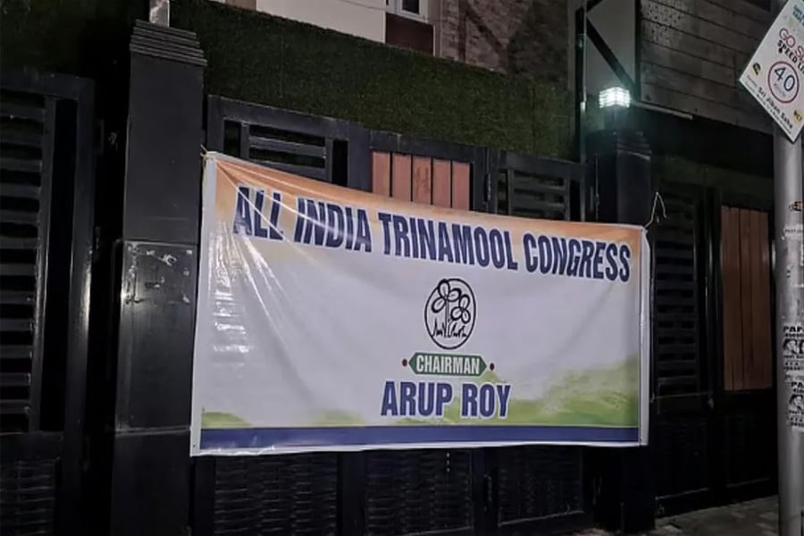 কলকাতার তৃণমূল ভবনে নতুন ব্যানার টাঙিয়ে অবস্থান নেয় বিদ্রোহী নেতাকর্মীরা। ছবি: সংগৃহীত