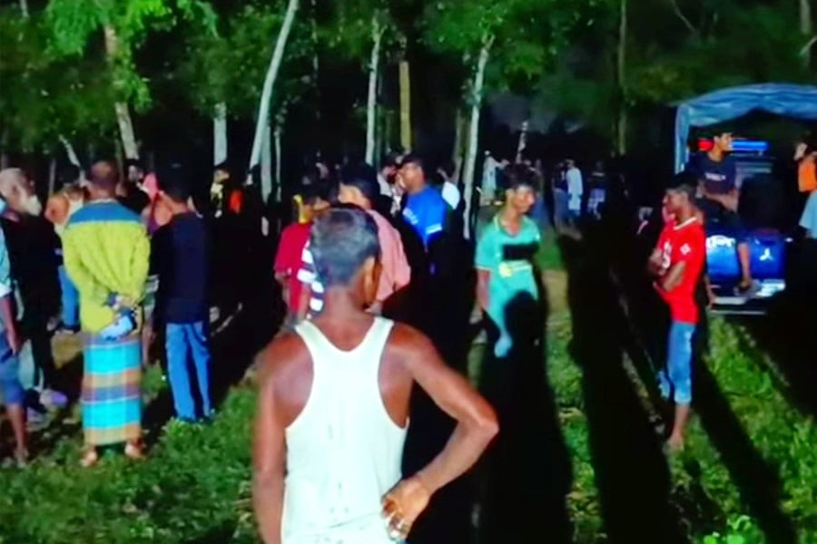 চৌদ্দগ্রামের সীমান্ত এলাকায় নারীর মরদেহ উদ্ধারের পর ঘটনাস্থলে স্থানীয় লোকজন ও পুলিশ। ছবি: সংগৃহীত
