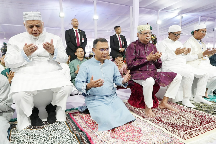 ঈদের মোনাজাতে যুদ্ধ বন্ধের আহ্বান