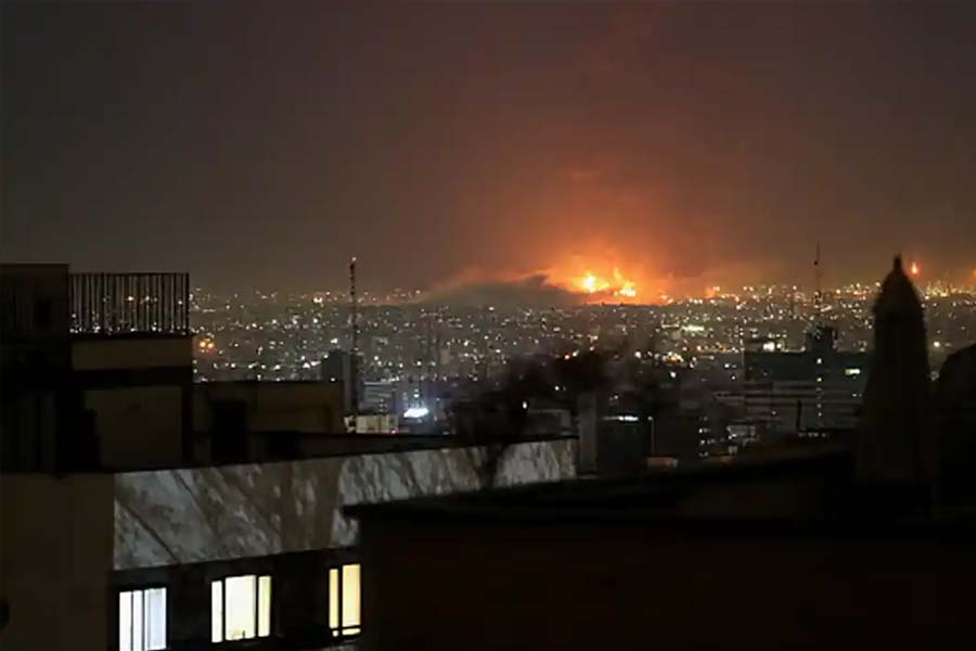 ইরানের উচ্চপদস্থ কর্মকর্তাসহ বিভিন্ন লক্ষ্যবস্তুতে ইসরায়েলের হামলা