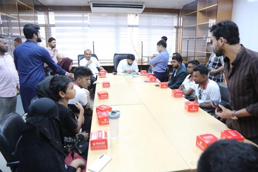 ঢাকায় মুক্তিযুদ্ধ বিষয়ক মন্ত্রণালয়ে অনুষ্ঠিত ফাউন্ডেশনের প্রতিনিধিরা পুনর্বাসন কার্যক্রমের বিভিন্ন দিক তুলে ধরেন ইশরাক। ছবি: ভিওডি বাংলা