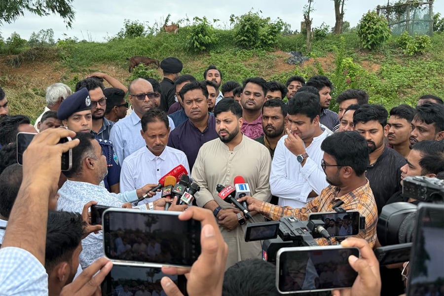 কক্সবাজারের পেকুয়ায় ওয়াসিম আকরামের কবর জিয়ারত শেষে সাংবাদিকদের সঙ্গে কথা বলেন ইশরাক হোসেন। ছবি: ভিওডি বাংলা