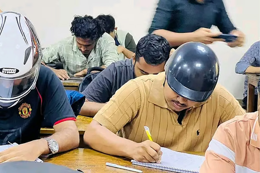 নিরাপত্তা সচেতনতায় হেলমেট পরে জবিতে ২ শিক্ষার্থী