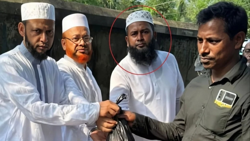 আওয়ামী লীগ নেতাকে সঙ্গে নিয়ে জামায়াত নেতার মাংস বিতরণ