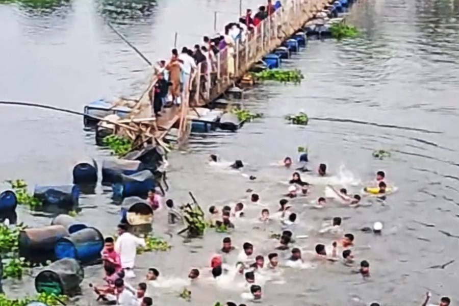 ভাসমান ড্রাম ব্রিজ ভেঙে দেওয়ানগঞ্জে চার শিশুর মৃত্যু