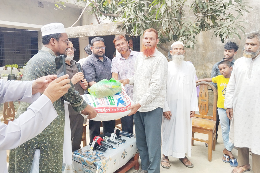 যশোরের ২ এমপি ঈদ উপহার নিয়ে উপস্থিত ক্ষতিগ্রস্তদের পাশে