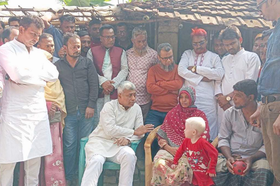 অতি ফর্সা রঙের শিশুর পাশে দাঁড়ালেন তারেক রহমান
