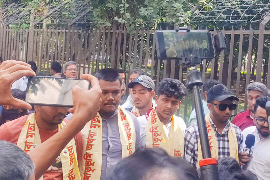 শেখ হাসিনার মামলার রায় শুনতে ট্রাইব্যুনালে আহত জুলাইযোদ্ধারা