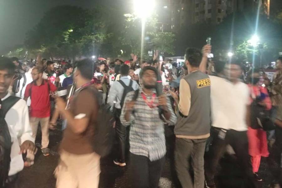 জুলাই সনদ ‘বিতর্কিত’, সংসদ ভবনের সামনে বিক্ষোভে জুলাইযোদ্ধারা