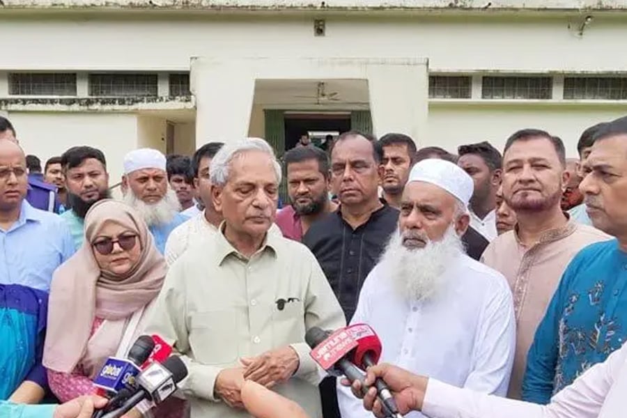 কুমিল্লার ময়নামতি জাদুঘর ও শালবন বিহার পরিদর্শন শেষে সাংবাদিকদের সঙ্গে কথা বলেন সংস্কৃতিবিষয়ক মন্ত্রী অ্যাডভোকেট নিতাই রায় চৌধুরী। ছবি: সংগৃহীত