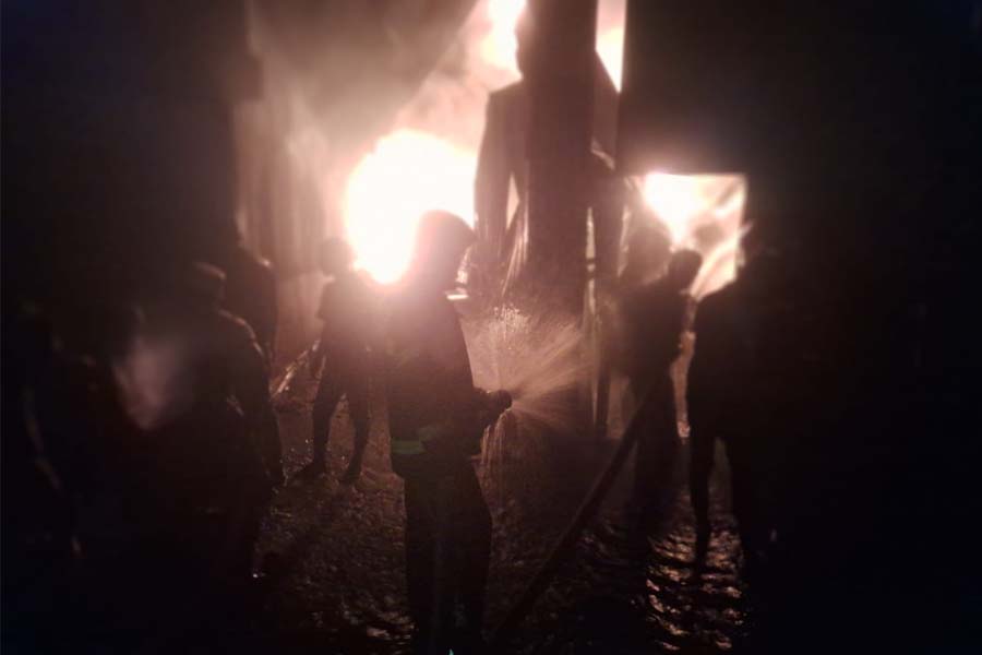 কদমতলীর সাদ্দাম মার্কেটের আগুন নিয়ন্ত্রণে