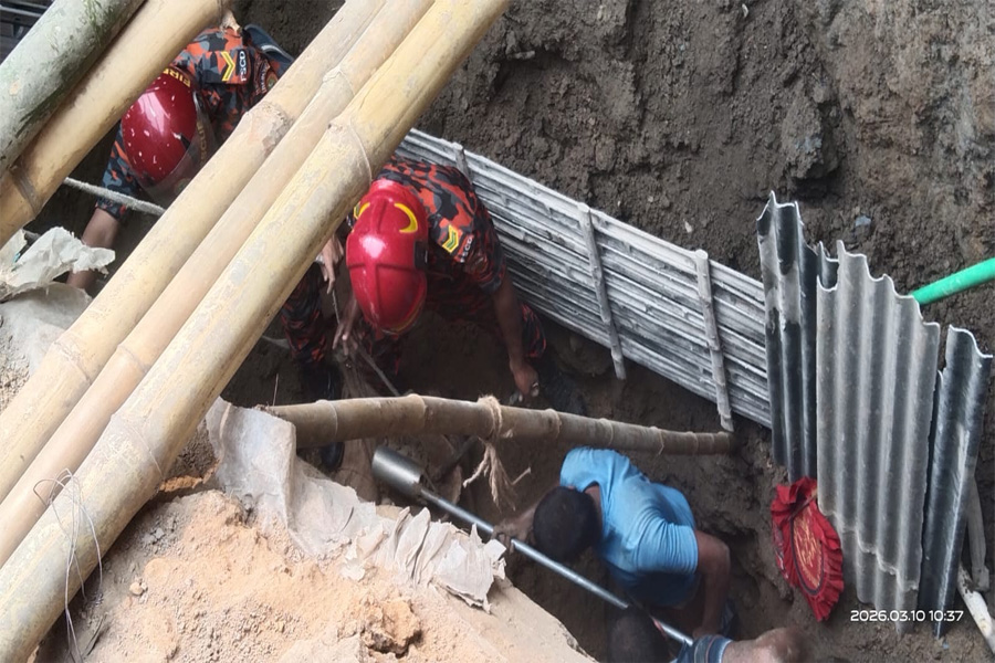 ৩০ ফিট গভীরে পড়েছিল শ্রমিক, ৯৯৯ ফোনকলে উদ্ধার