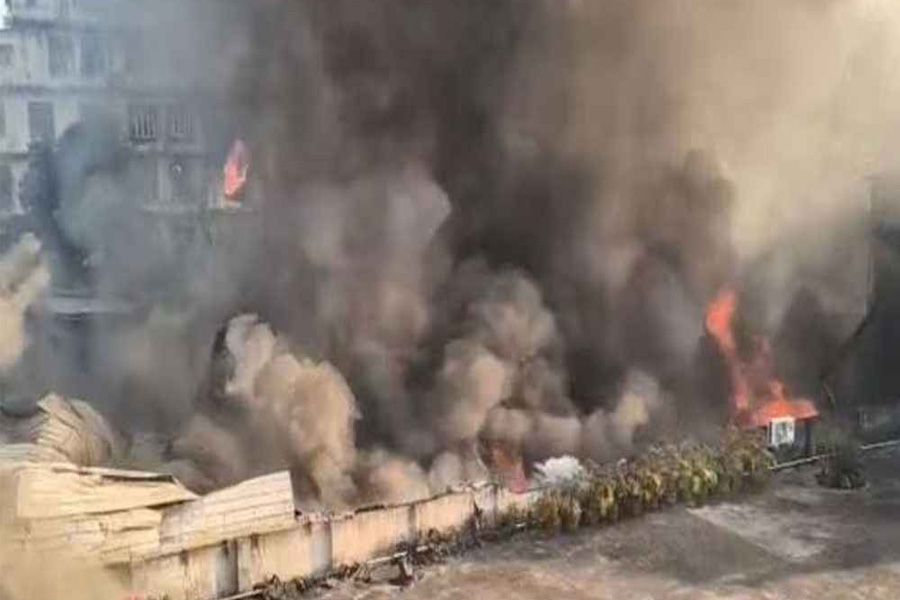 কলকাতার বড়বাজারে আগুন, নিয়ন্ত্রণে ফায়ার সার্ভিসের ২১ ইউনিট
