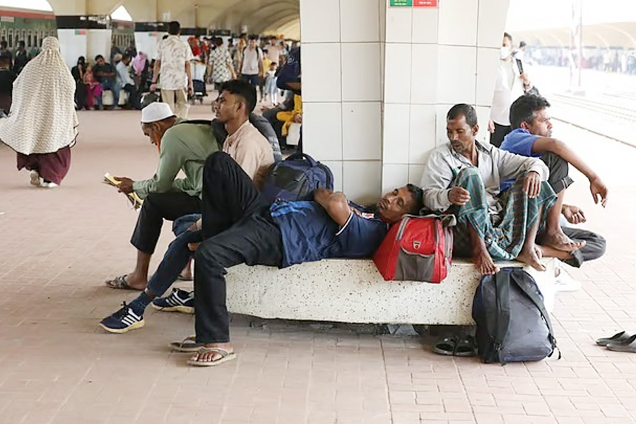 কমলাপুরে ২ ট্রেনের শিডিউল বিপর্যয়ে ভোগান্তি