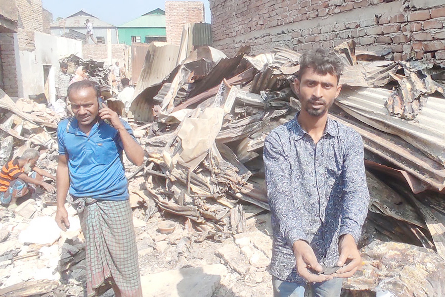 ঢাকার কড়াইল বস্তিতে আগুনে দেড় লাখ টাকার সঞ্চয় ধ্বংস
