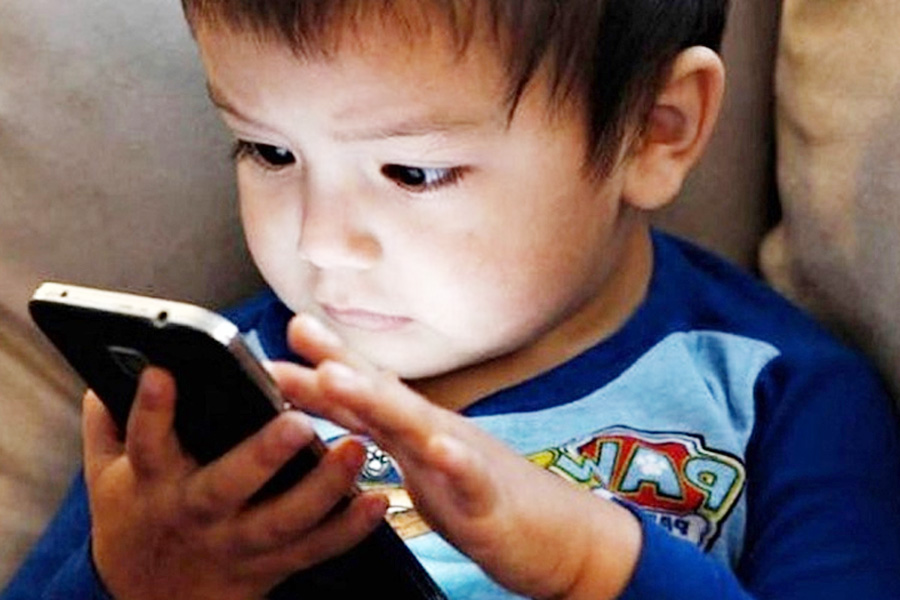 শিশুদের মোবাইল আসক্তি ঠেকাতে কর্ণাটকের কড়া সিদ্ধান্ত