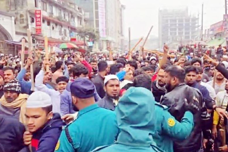 কারওয়ান বাজারে ব্যবসায়ী-চাঁদাবাজ পাল্টাপাল্টি ধাওয়া