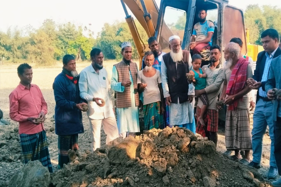 ৫ বছরের শিশুর হাত ধরে রাস্তা নির্মাণের সূচনা