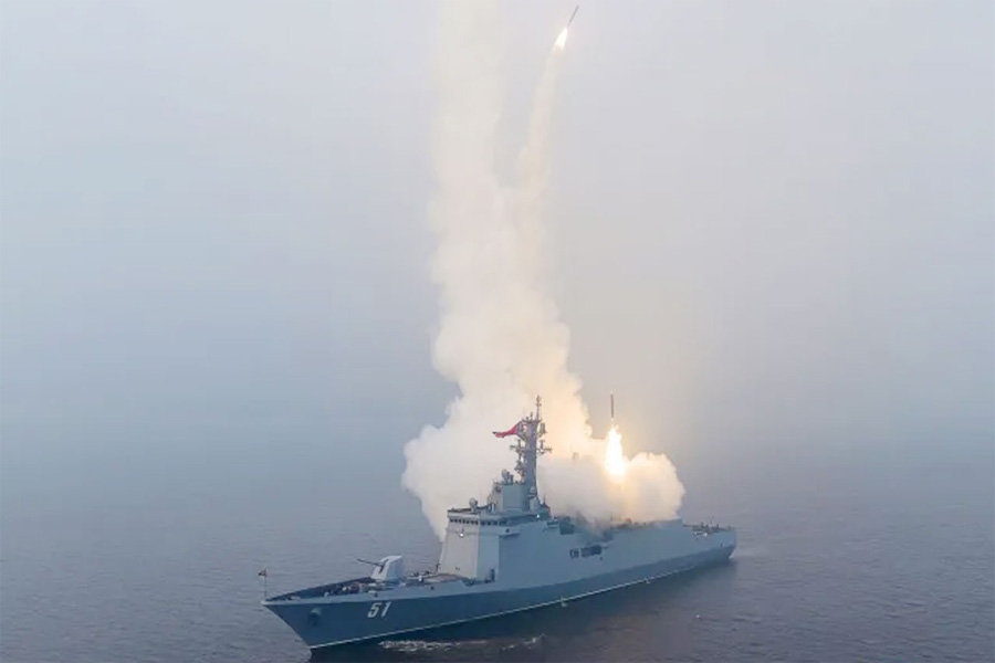 নতুন ডেস্ট্রয়ার জাহাজ থেকে ক্রুজ ক্ষেপণাস্ত্রের পরীক্ষা করলো