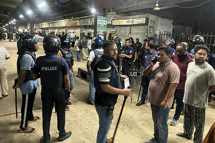 পৌনে ৫ ঘণ্টার সংঘর্ষে রণক্ষেত্র ভৈরব রেলস্টেশন, হাজার যাত্রীর দুর্ভোগ