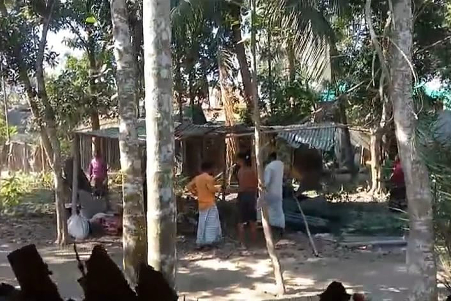 ঘরে আগুন ও হামলার অভিযোগ বিএনপি-যুবদল নেতার বিরুদ্ধে