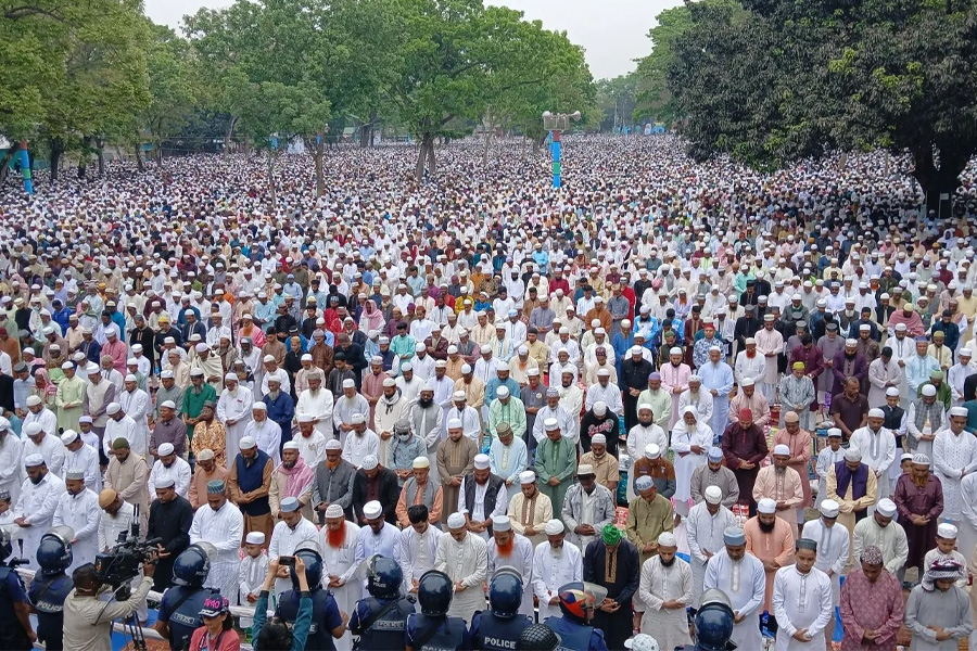 শোলাকিয়ায় ঈদের নামাজে মানুষের ঢল