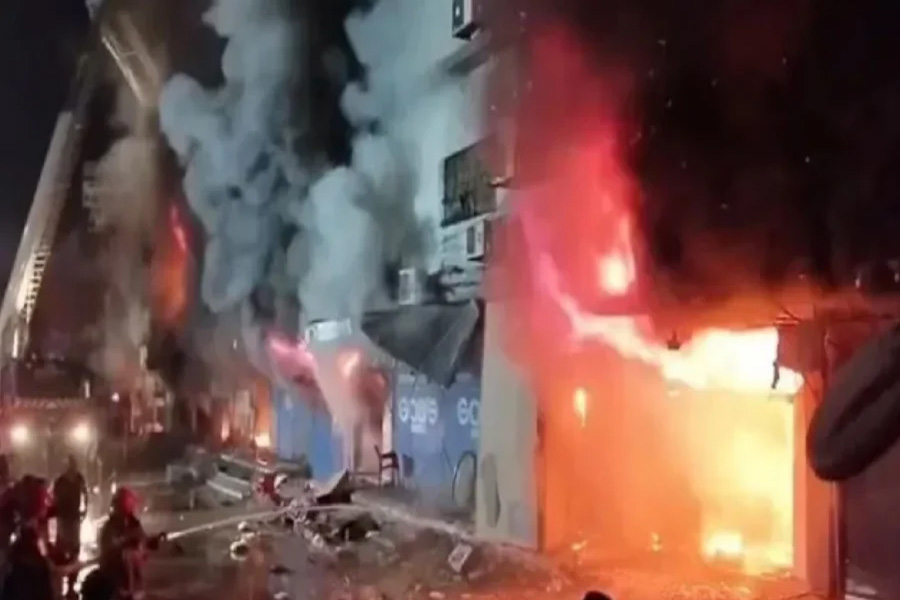 করাচিতে গুল প্লাজা শপিংমলে অগ্নিকাণ্ডে মৃত্যু ১৮