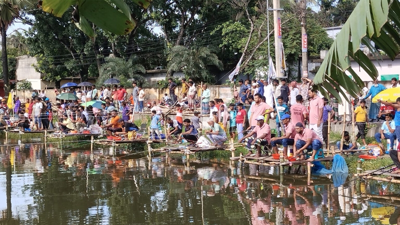 কুমারখালীতে ২৬ হাজার টাকায় টিকিট কেটে উপজেলা পুকুরে মাছ ধরার উৎসব